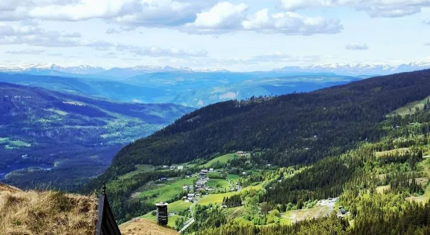 Tømmerhytte i Valdres med panoramautsikt over fjellene - Image 1