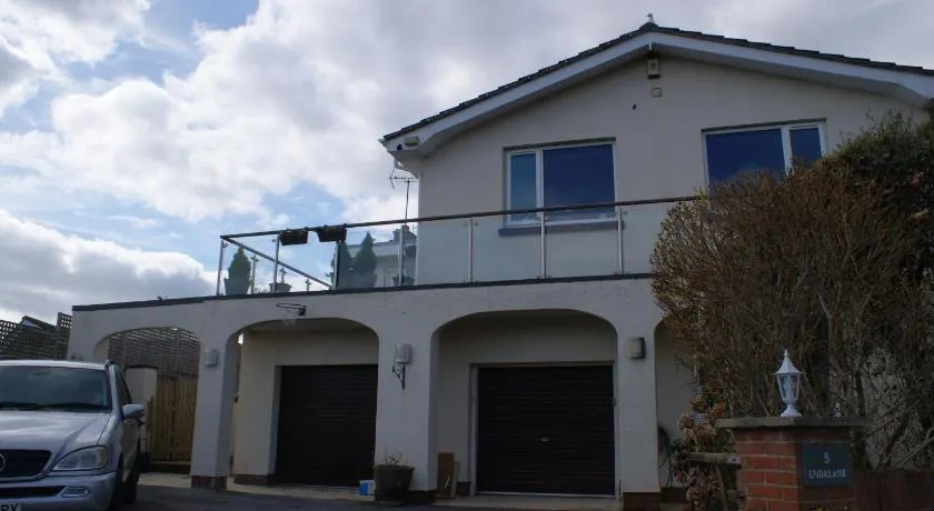 Luxury 3 bedded room with sea views and parking - Image 1