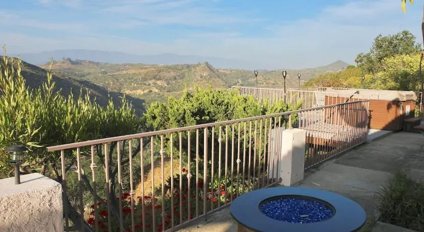 Calme maison d'hôtes colline avec de superbes vues - Image 1
