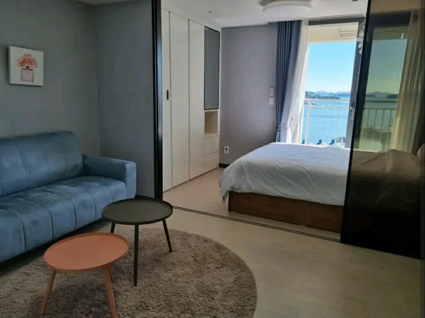 J910 Yeosu Ubless 16-pyeong Deluxe Queen Bed Ocean View Room - Image 1