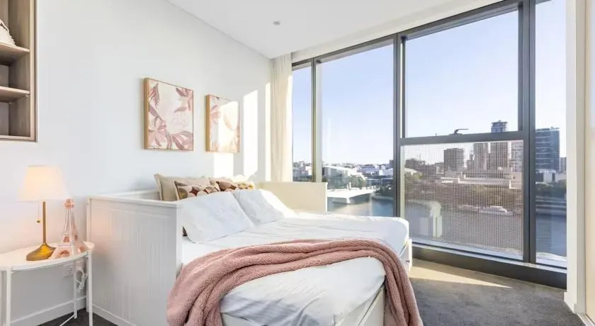 Brisbane City 2BR Apartment River and Fireworks View - Image 1