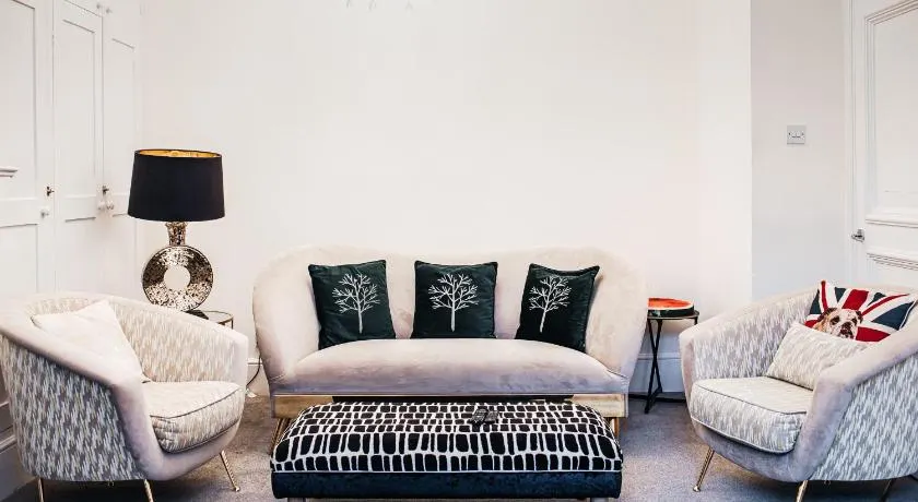 Central Windsor Spacious Three Double BedRooms, Two Living Room, Kitchen Entire Apartment over three floors Steps from Windsor Castle, station, long walk and restaurants Royal Residence Retreat Windsor - Image 1