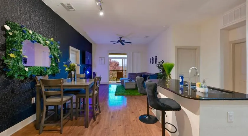 Lux Mid-Rise Walking Distance to NRG Stadium - Image 1
