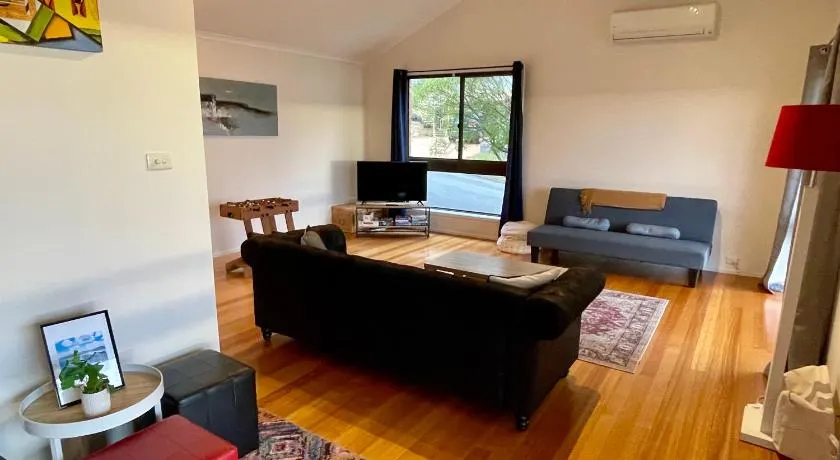 Spacious getaway with panoramic water & mountain views - Image 1