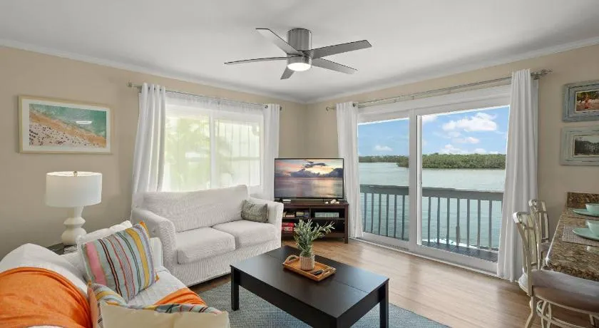 Coastal Breeze Siesta (D) - Pelican - Image 1