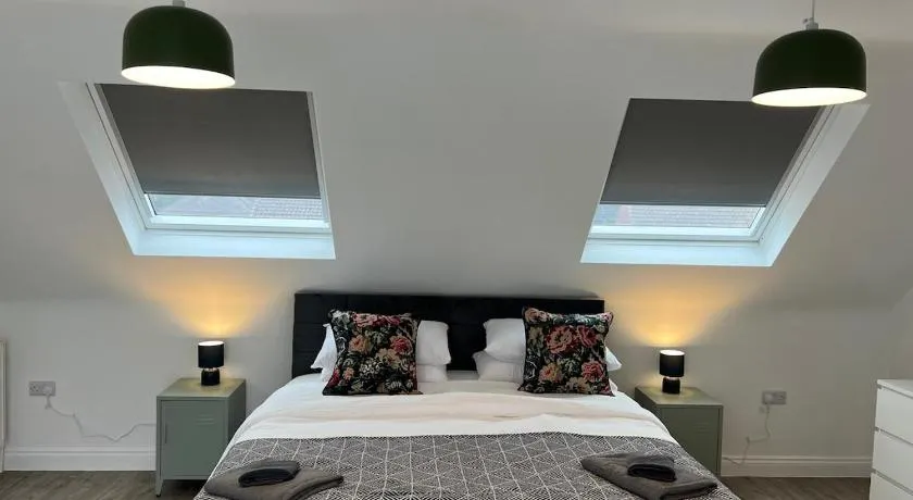 3 Bedroom Gatwick Free Parking Fast Wi-Fi - Image 1