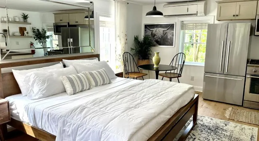 Buttonwood Hotel 1 - Boutique Accommodations - Image 1