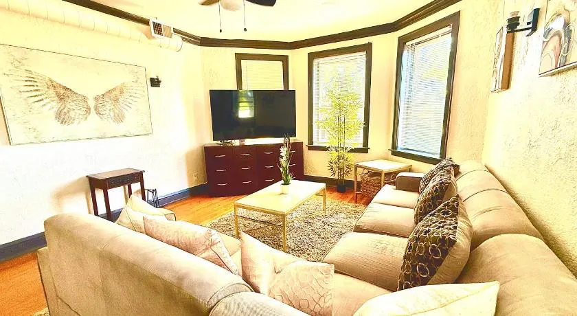 Midway Hideaway -Cozy 1BR- parking - Image 1