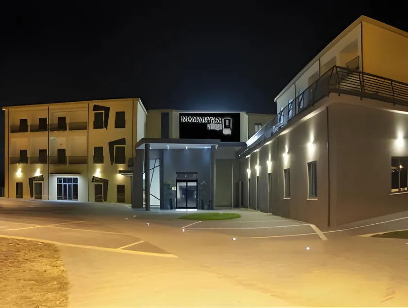Manhattan Village Hotel - Image 1