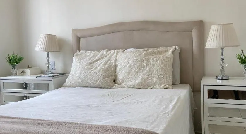 Apartamento com suíte bem decorada e equipada próximo ao Parque Areião - Image 1