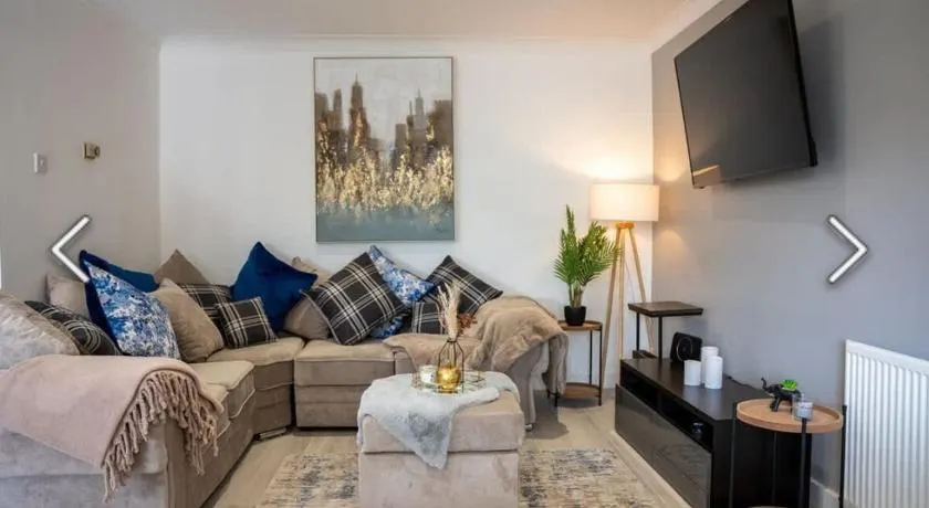 Flamingo Short Lets 4 Bed 4 Bath House Neath Hill - Image 1