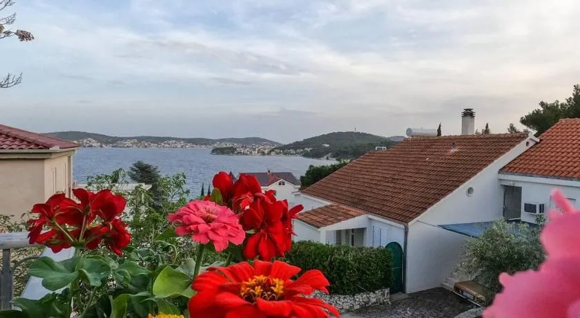 KN House with two apartments near sea - Image 1