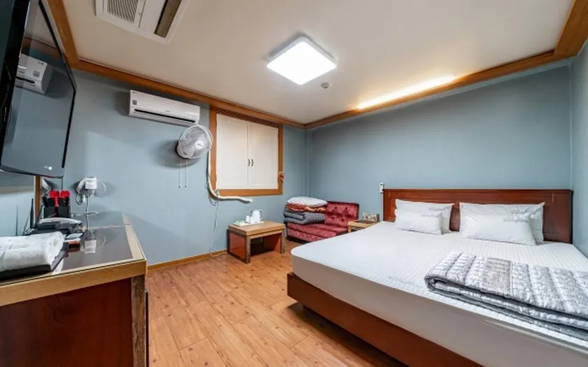 Busan Yeongdo Taejong Parktel - Image 1