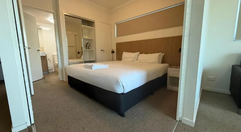 Modern Riverside Suites in Mackay CBD with Pool and Parking - Image 1