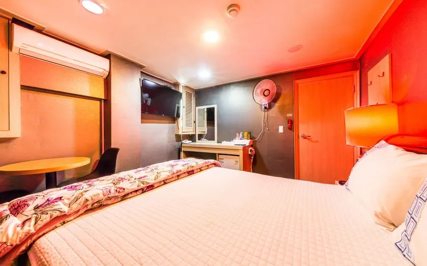 Yeongdeungpo Market Max Motel - Image 1