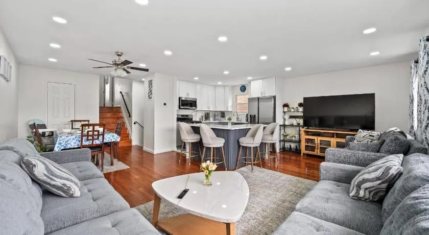 Luxury 3BDR, Newly Renovated, Free Driveway Parking, NYC, EWR - Image 1