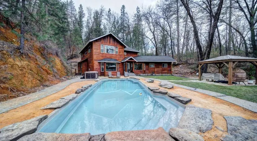 Luxury Cabin at Lakehead - Image 1