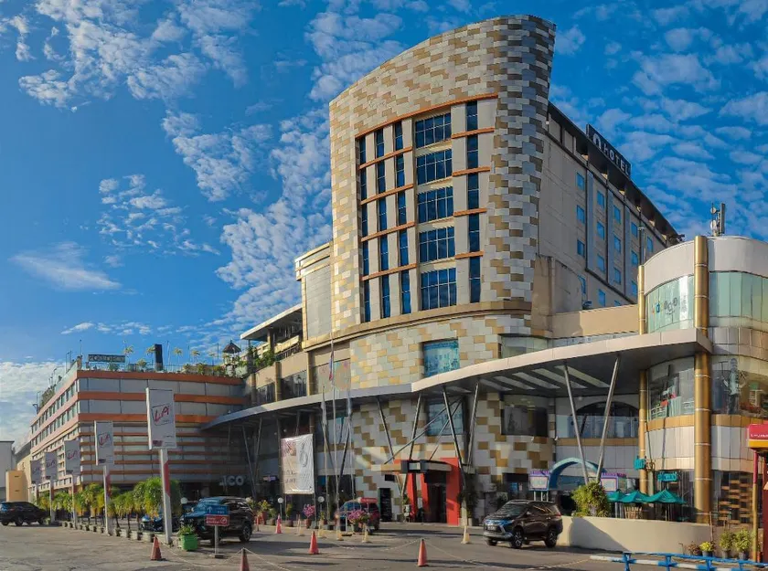 Grand Qin Hotel Syariah - Image 1