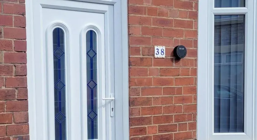 The Lawrence, Redcar - 2 Bedroom Victorian House - Free On-Street Permit Parking, Fast Wifi, Virgin TV - Perfect for Contractors, Families and Couples - Image 1