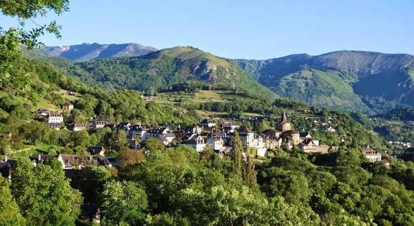 Les Rochers - Image 1