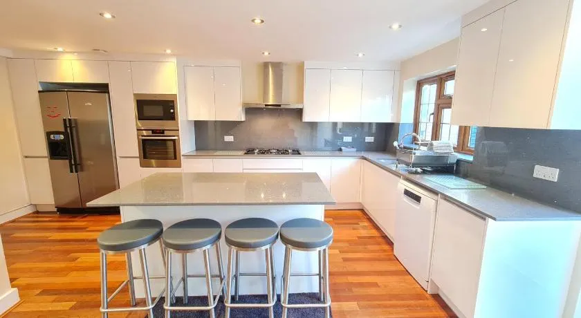 Luxury London House Sleeps x 16, Free Parking, Free Wifi, Garden Patio, Close to tube line easy access to Central London - Image 1