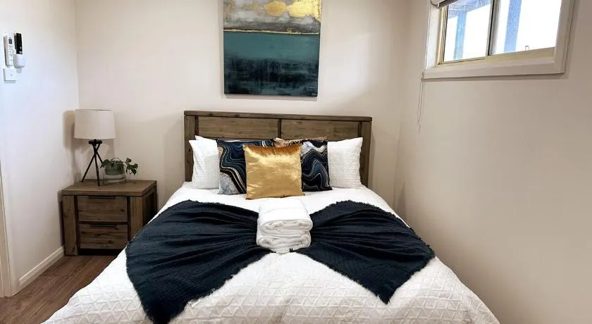 3BR house with parking & AC, 15 mins walk to wharf - Image 1
