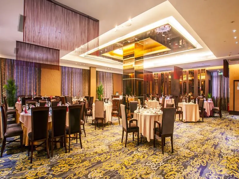 Ramada Plaza Zhijiang Hotel - Image 1