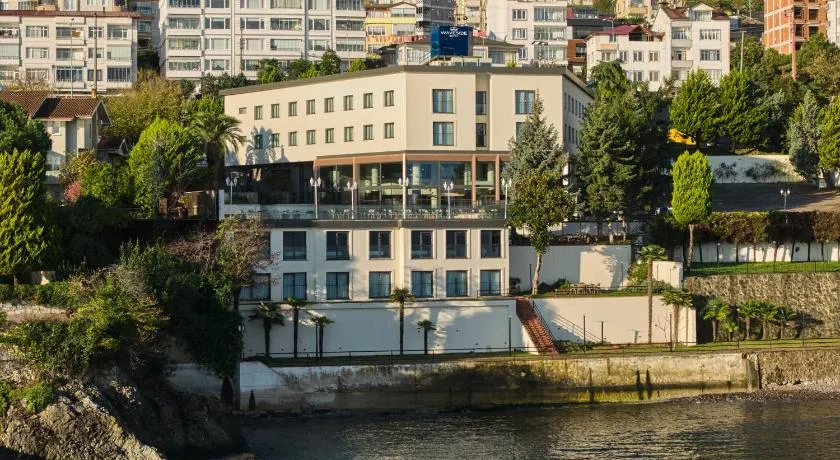 Waveside hotel - Image 1