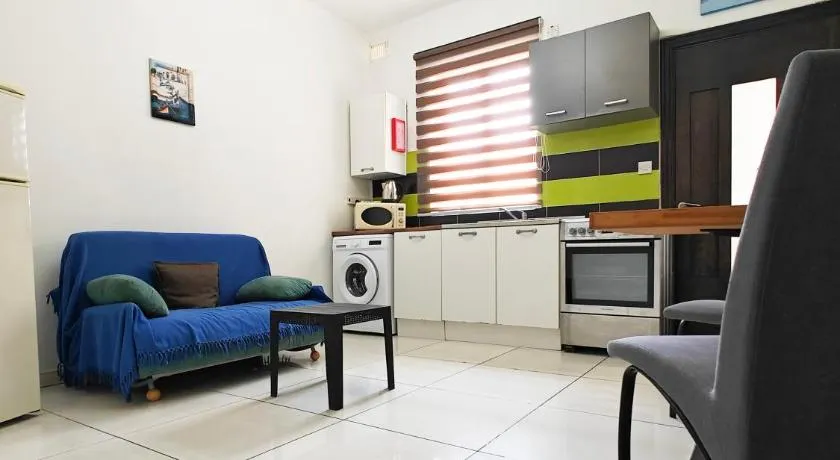 Corner view 3 - Image 1
