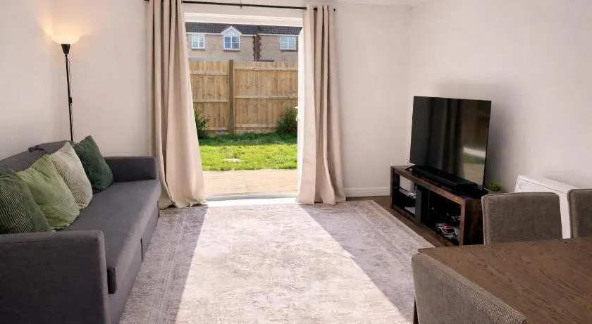 Shaftesbury 2-Bed House with Parking - Image 1
