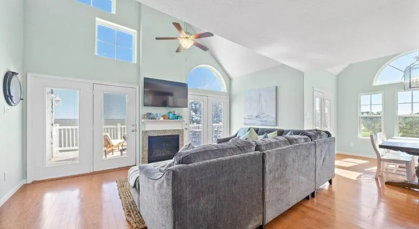 Stunning bayfront home with spacious deck and incredible Galveston Bay views - Image 1