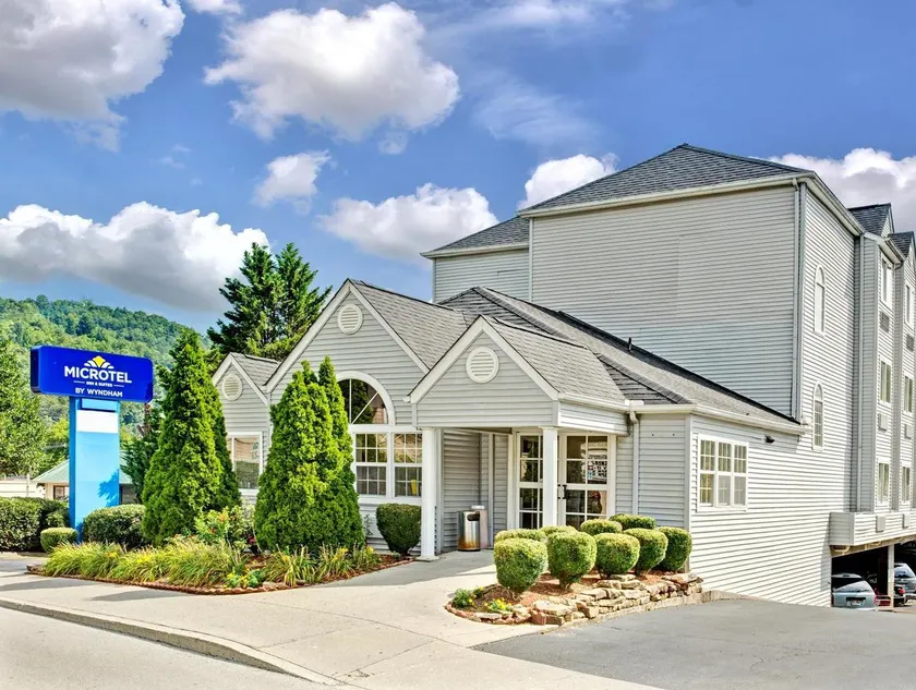 Microtel Inn & Suites by Wyndham Gatlinburg - Image 1