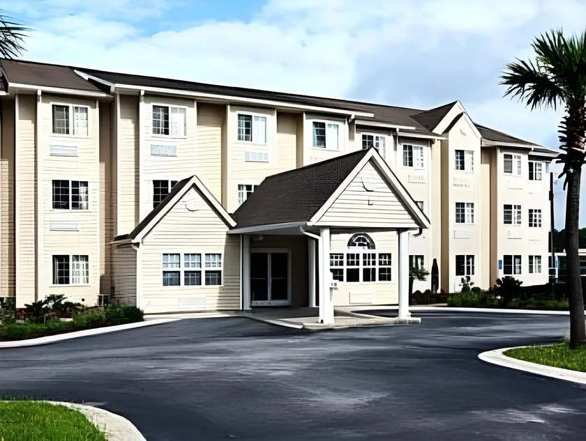Golden Isles Inn & Suites Brunswick South - Image 1
