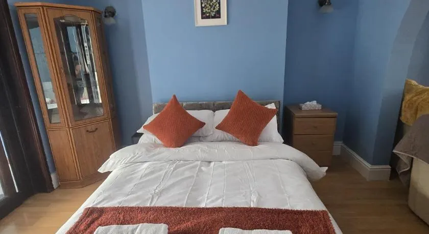 4 Bedroom Central Birmingham - Image 1
