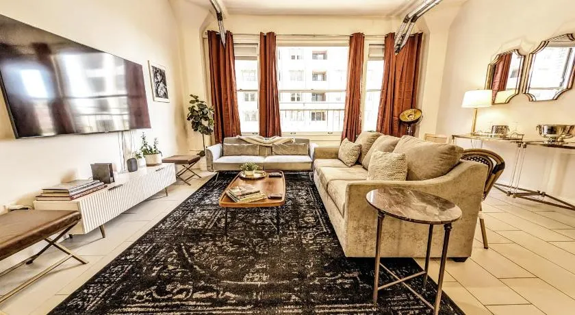 Classic Los Angeles Elegance in Downtown, Sleeps 4, Free Parking and 360 Degree View Roof Top Pool! - Image 1