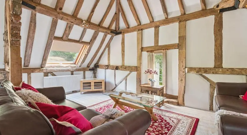2-Bed Barn Escape, Private Drive and Gardens - By Tempstay - Image 1