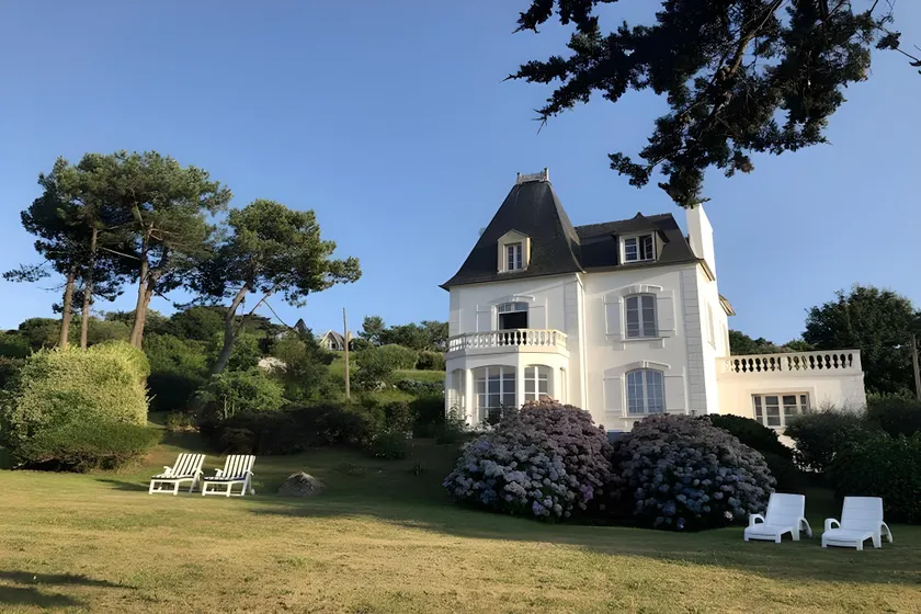 Villa With Direct Access to the Beach - Image 1