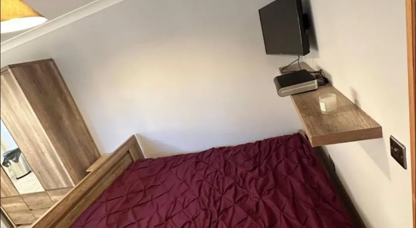 Gatwick Cosy Apartment - Image 1
