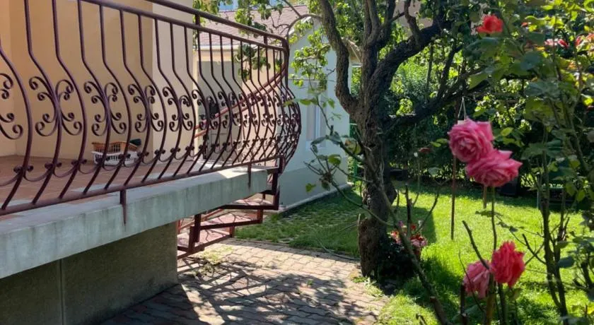 Rose Apartment with Garden & freeparking - Image 1
