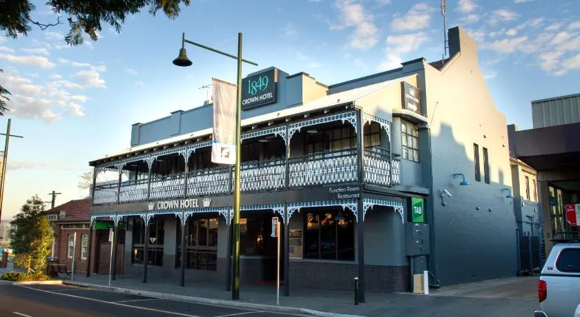 Crown Hotel Motel - Image 1