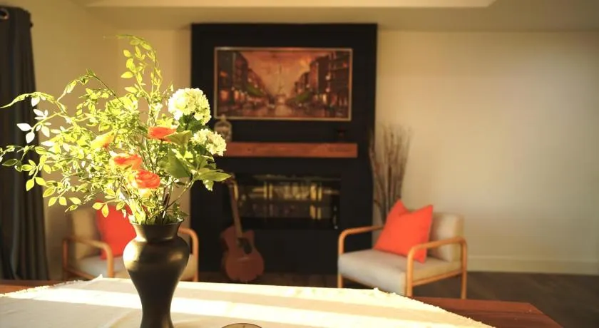 Stunning Waterfront 3BR Retreat - Perfect Getaway - Image 1