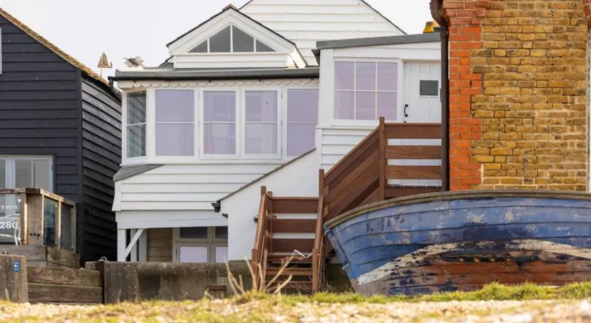 Stag Cottage, Sea wall - Image 1