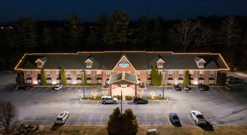 Mountain Inn & Suites Flat Rock - Image 1