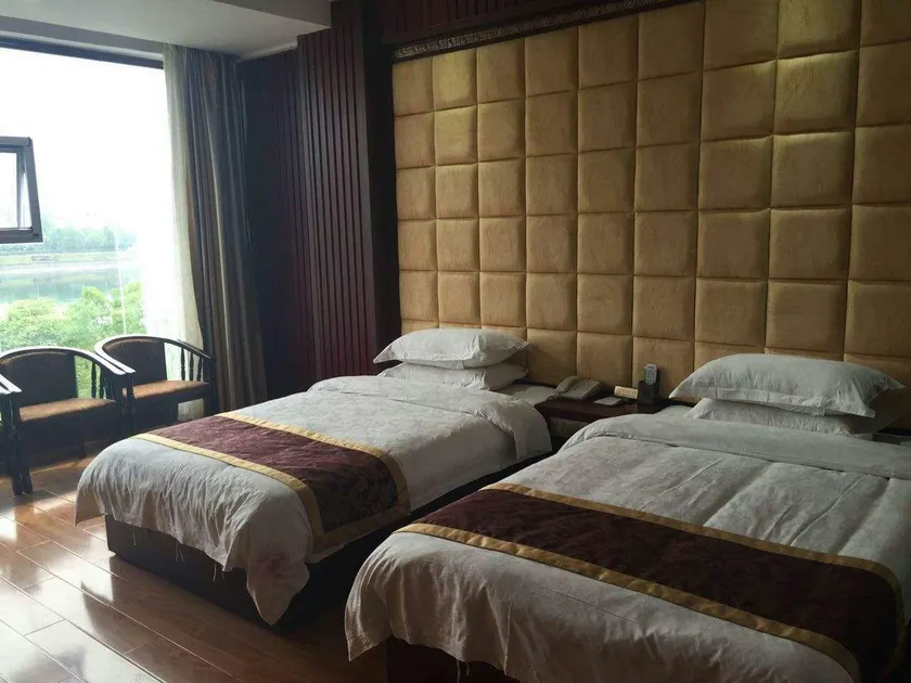 Zhizun Holiday Hotel - Image 1