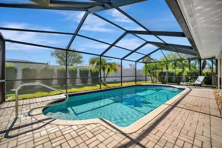 The Crown House 4b Pool Home 6 mins to IR Beach - Image 1