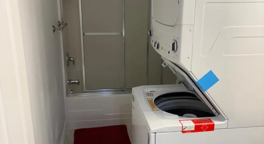 Bachelor and Double room in Bedford, Halifax - Image 1