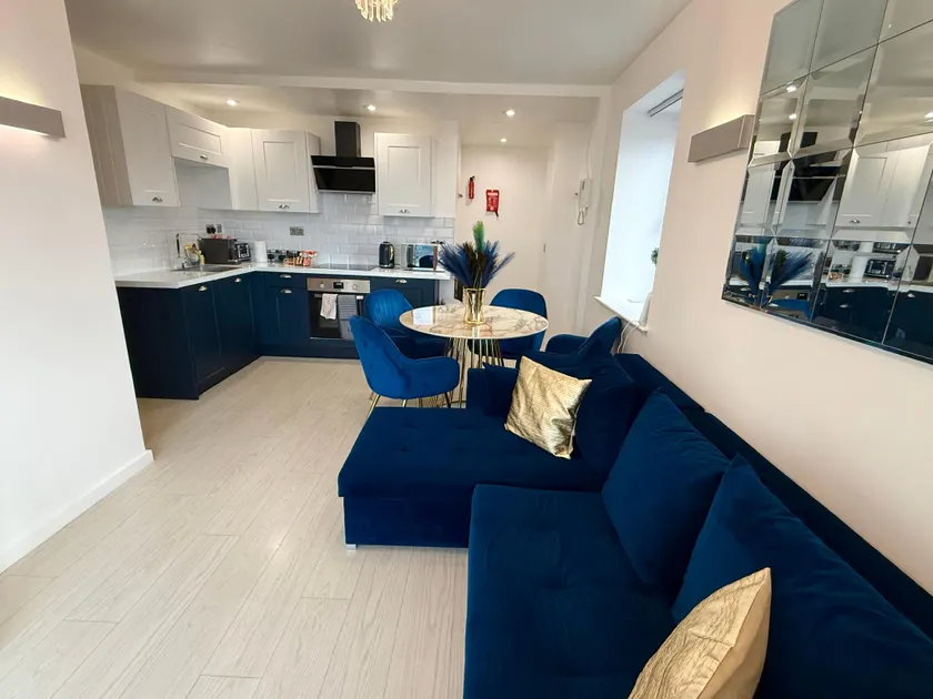 Award Winner of 2026 &2025 traveller & Best guest rated apartment, two bedroom, #1 Leeds city centres most central location, Great 180 degree views,balcony , PARKING onsite, Netflix & WiFi - Image 1