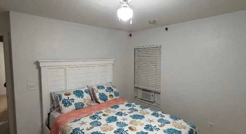 Serene 1-bedroom apartment with AC in Lehigh Acres, Florida - Image 1