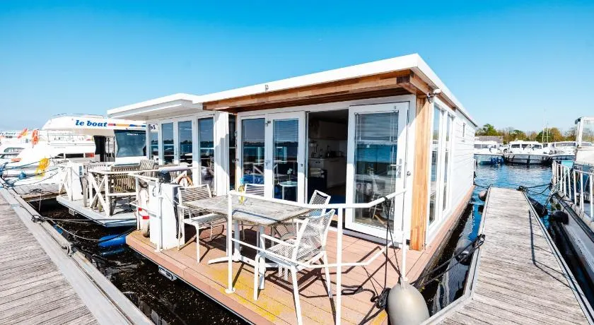 Floating Holiday Home - 15 mins to AMS - Image 1