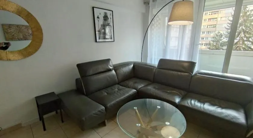 5 mn, 450m walk Metro La Defense, 3 bedrooms, Parking - Image 1